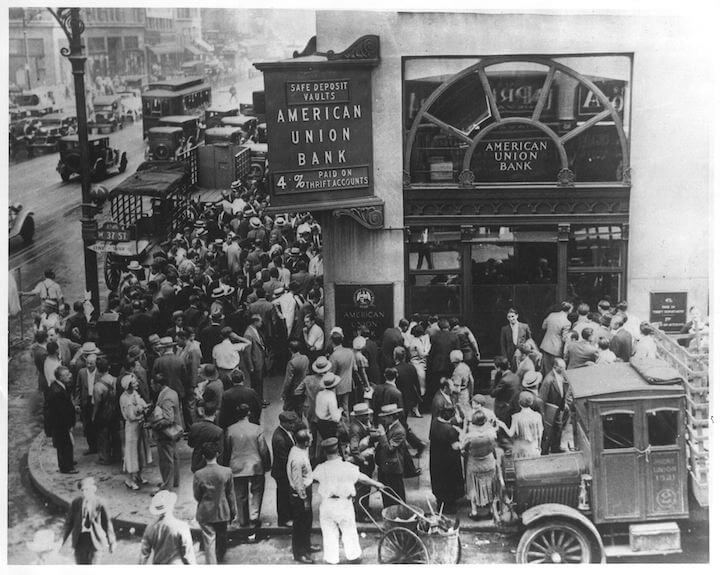 La foule devant l'Union Bank de New York durant un bank run au début de la Grande Dépression (années 1930). La banque a fait faillite en 1931.